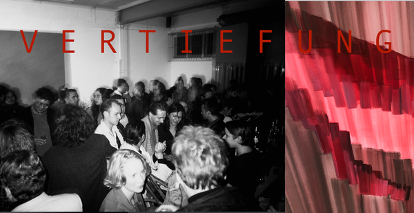 Schwarzweißfoto einer gut besuchten Ausstellungseröffnung neben einem roten Bildausschnitt, Schriftzug „Vertiefung“