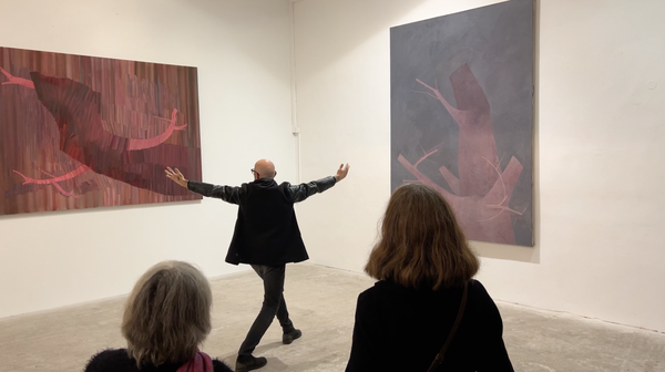 Performance von Manfred Peckl vor zwei Gemälden von Thomas Nolden in der Ausstellung „vertiefung“